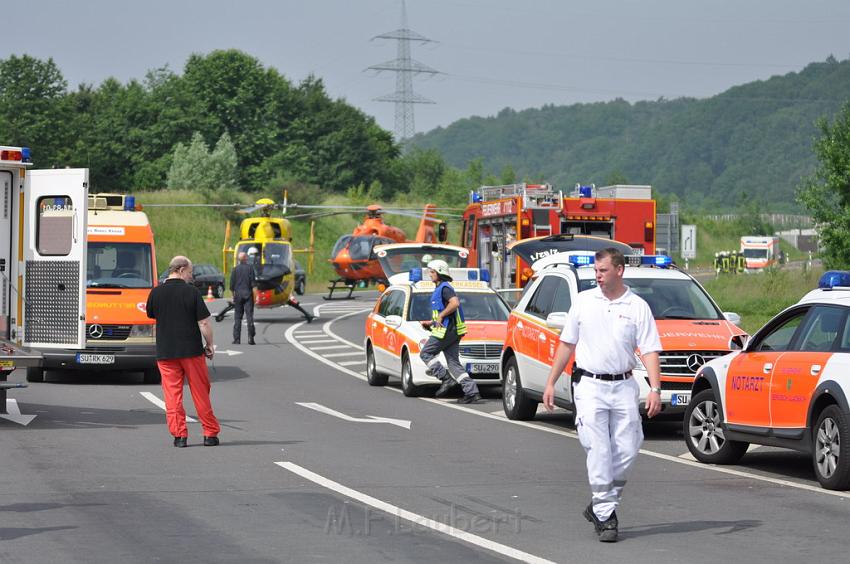 Schwerer Unfall mit Reisebus Lohmar Donrather Dreieck P147.JPG